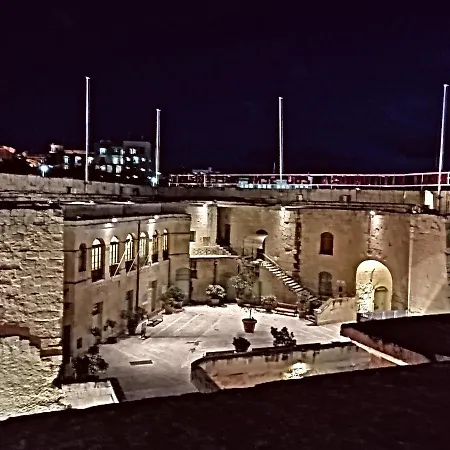 Апартаменты Kalkara's Seafront Flat 30mins From Valletta City! Калкара