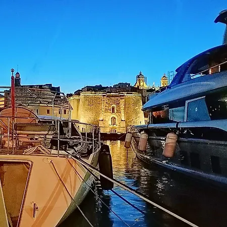 Kalkara's Seafront Flat 30mins From Valletta City! Апартаменты *