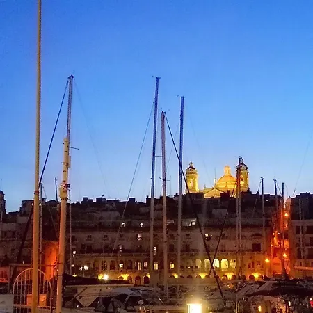 Kalkara's Seafront Flat 30mins From Valletta City! *