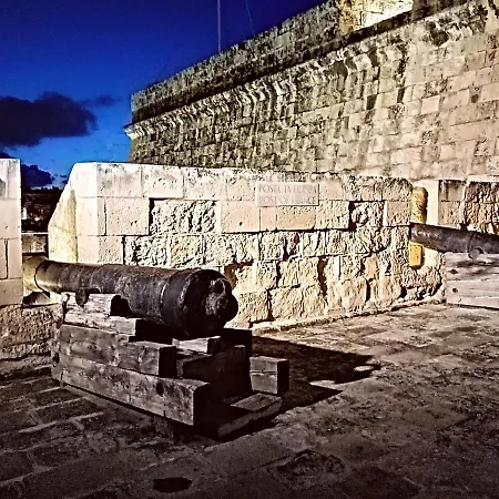 Kalkara's Seafront Flat 30mins From Valletta City! * Kalkara