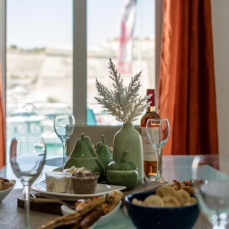 Kalkara's Seafront Flat 30mins From Valletta City!